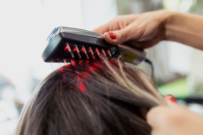 Laserkamm-Behandlung gegen Haarausfall beim Friseur Gabriele Rothen in 1230 Wien-Liesing